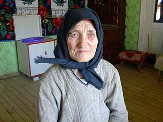Old woman in Budesti